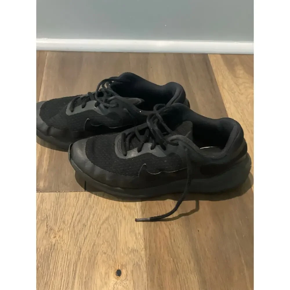 Nike Youth Size 5.5 Revolution 7 Sneakers Black Sneakers